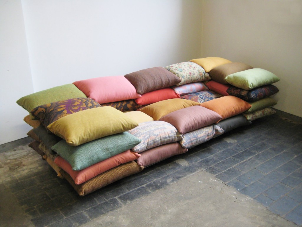 sofa-original-cojines-ingenioso-decoracion-casaymantel