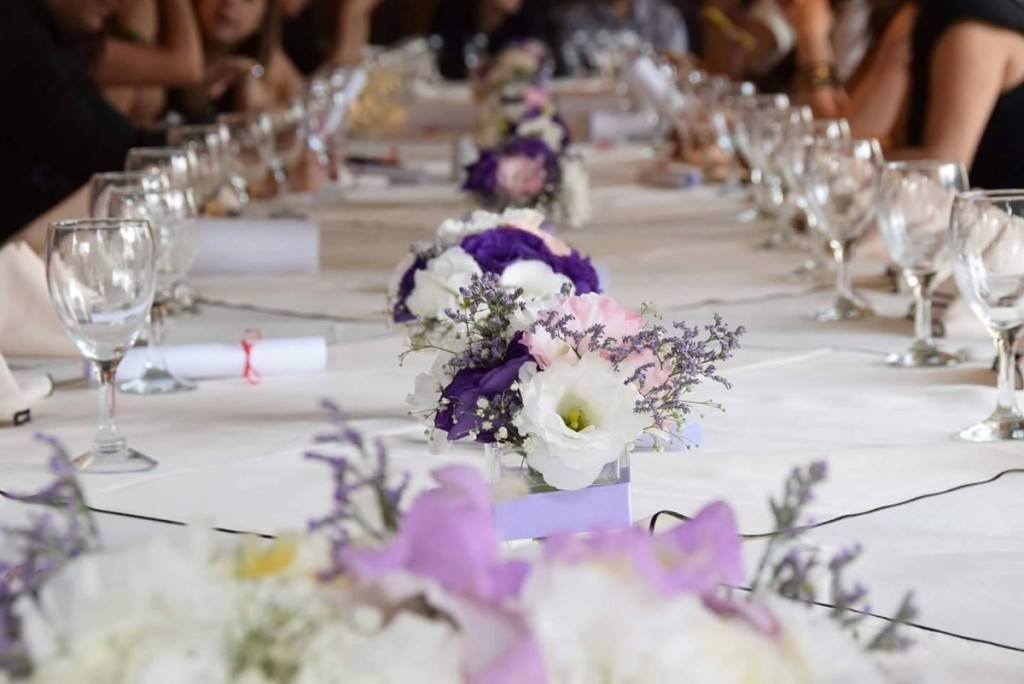 mesa con flores y velas