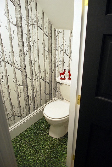 baño con papel pintado