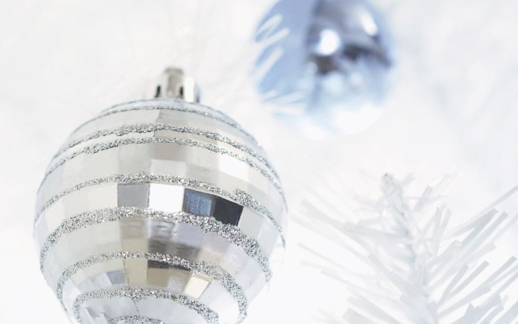 bolas-plateadas-casa-y-mantel-decoracion-navideña